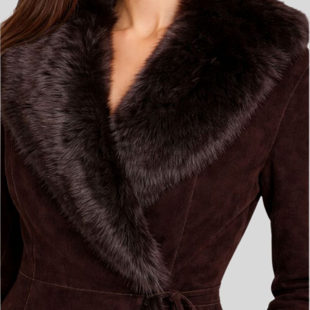 Damen Goatsuede Mantel dunkelbraun Lang mit Fellkragen – Veloura Lux