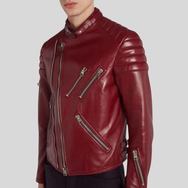 Burgunderrote Echtleder-Bikerjacke für Herren in schräger Frontansicht mit mehreren Reißverschlüssen