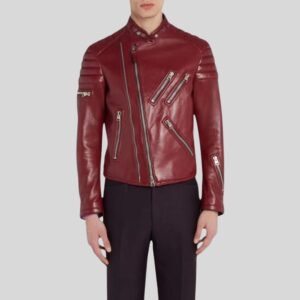 Burgunderrote Herren-Bikerjacke aus Leder mit asymmetrischem Reißverschluss, mehreren Brusttaschen und Stehkragen