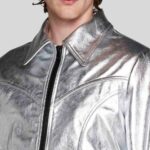 Detailaufnahme des Kragens einer silbernen Metallicjacke für Herren mit Reißverschluss