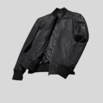 Flachansicht einer geöffneten schwarzen Herren Bomberjacke aus Leder mit gestepptem Innenfutter