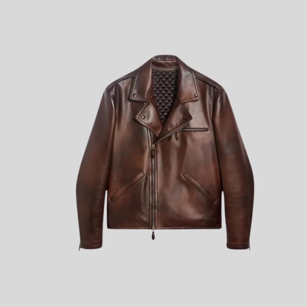 Freigestellte braune Herrenlederjacke aus Glattleder mit Reißverschluss, Bikerkragen und gestepptem Innenfutter