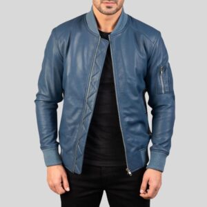 Frontansicht einer Leder Bomberjacke Herren Blau mit Reißverschluss und Armtasche