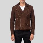 Frontansicht eines Mannes in brauner Wildleder-Bikerjacke mit Reißverschluss, Schulterriegeln und Gürtel