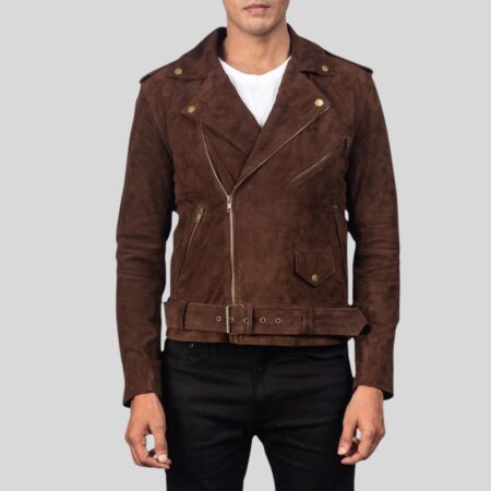 Frontansicht eines Mannes in brauner Wildleder-Bikerjacke mit Reißverschluss, Schulterriegeln und Gürtel