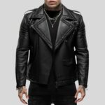 Frontansicht eines Mannes in schwarzer Leder-Bikerjacke mit Nietenbesatz, Reißverschlüssen und Reverskragen