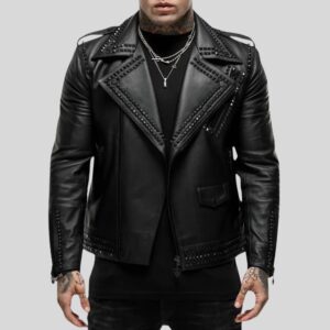 Frontansicht eines Mannes in schwarzer Leder-Bikerjacke mit Nietenbesatz, Reißverschlüssen und Reverskragen