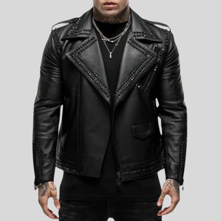 Frontansicht eines Mannes in schwarzer Leder-Bikerjacke mit Nietenbesatz, Reißverschlüssen und Reverskragen