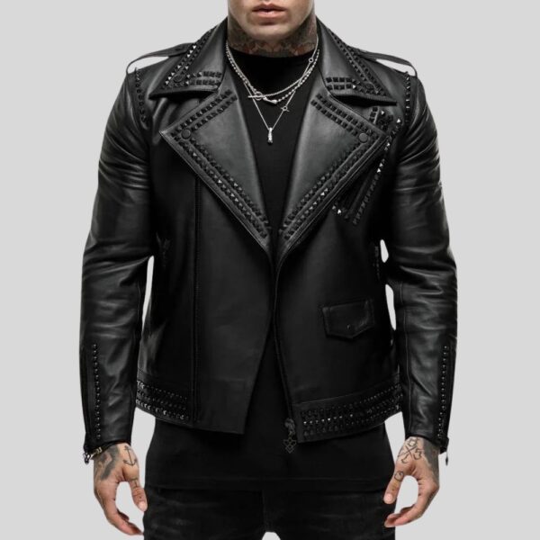 Frontansicht eines Mannes in schwarzer Leder-Bikerjacke mit Nietenbesatz, Reißverschlüssen und Reverskragen