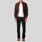 Ganzkörperansicht eines Mannes in einer Wildleder Bomberjacke Herren Braun mit weißem T-Shirt und schwarzen Jeans