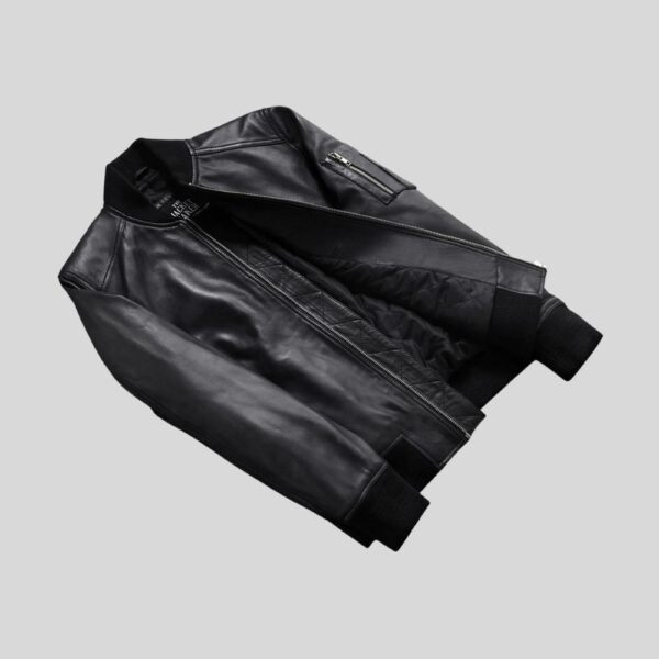 Geöffnete schwarze Bomberjacke aus Echtleder mit sichtbarem Innenfutter – Flatlay-Ansicht