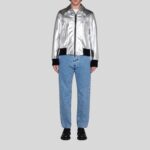Herren Metallic Silberjacke – Komplettansicht mit Jeans und schwarzem Strickbund