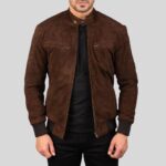 Herren-Wildlederjacke in Braun mit Stehkragen und Brusttaschen – frontale Ansicht