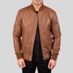 Herren braune Leder-Bomberjacke geöffnet getragen, mit Rippbündchen und sichtbarem Steppmuster am Innenfutter