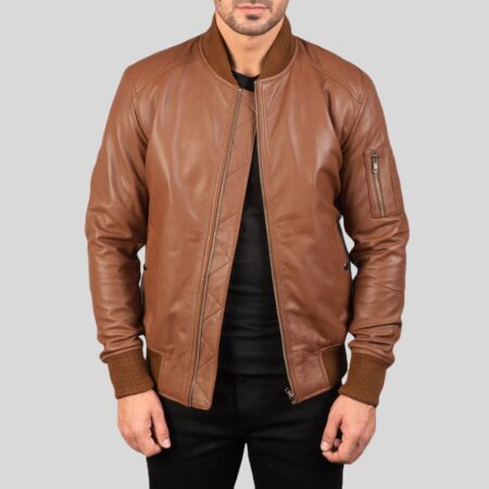 Herren braune Leder-Bomberjacke geöffnet getragen, mit Rippbündchen und sichtbarem Steppmuster am Innenfutter
