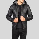 Herren schwarze Kapuzenlederjacke halb geöffnet – sportlicher Look in urbanem Stil