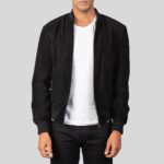 Herren schwarze Wildlederjacke frontal – schlichtes Design mit Reißverschluss und Bündchen