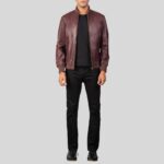 Komplettansicht einer Herren Bomberjacke aus Bordeaux-Leder mit schmaler Passform