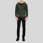 Komplette Vorderansicht der Wildleder Kapuzenjacke Herren in Dunkelgrün mit Kapuze und Reißverschluss