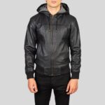 Mann trägt schwarze Lederjacke mit Kapuze und geschlossenem Reißverschluss – Vorderansicht bis Oberschenkel