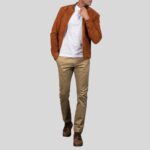 Model trägt wildleder bomberjacke herren cognac mit weißem Shirt, beiger Hose und braunen Stiefeln