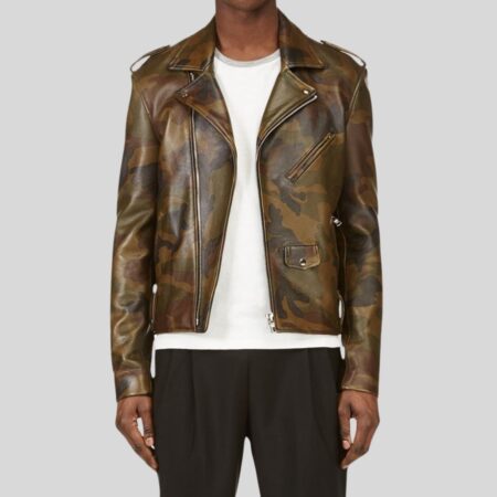 Modell trägt Camouflage-Leder-Bikerjacke mit asymmetrischem Reißverschluss, Reverskragen und silbernen Details