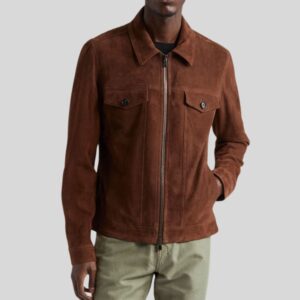 Modell trägt braune Wildlederjacke im Trucker-Stil mit Brusttaschen und Reißverschluss, kombiniert mit grüner Hose
