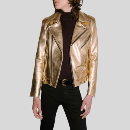 Modell trägt glänzende goldene Leder-Bikerjacke mit asymmetrischem Reißverschluss und schwarzer Hose