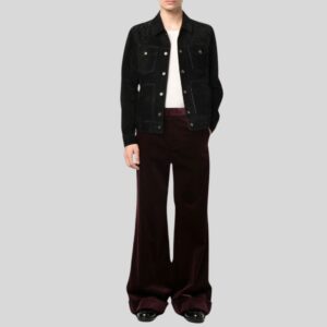 Modell trägt schwarze Wildlederjacke mit weißen Knöpfen, kombiniert mit bordeauxroter Schlaghose und weißen T-Shirt