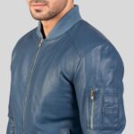 Nahaufnahme der blauen Leder Bomberjacke für Herren mit Reißverschluss-Ärmeltasche und Rippkragen