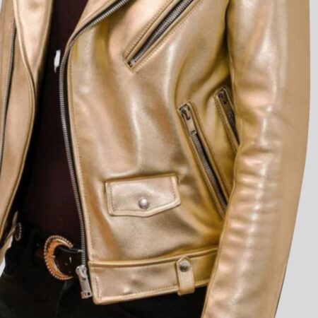 Nahaufnahme der goldenen Leder-Bikerjacke mit Reißverschlusstaschen, Druckknopf und Gürteldetail