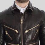 Nahaufnahme der schwarzen Herren Lederjacke mit goldfarbenen Reißverschlüssen – Fokus auf Brustbereich und Kragen