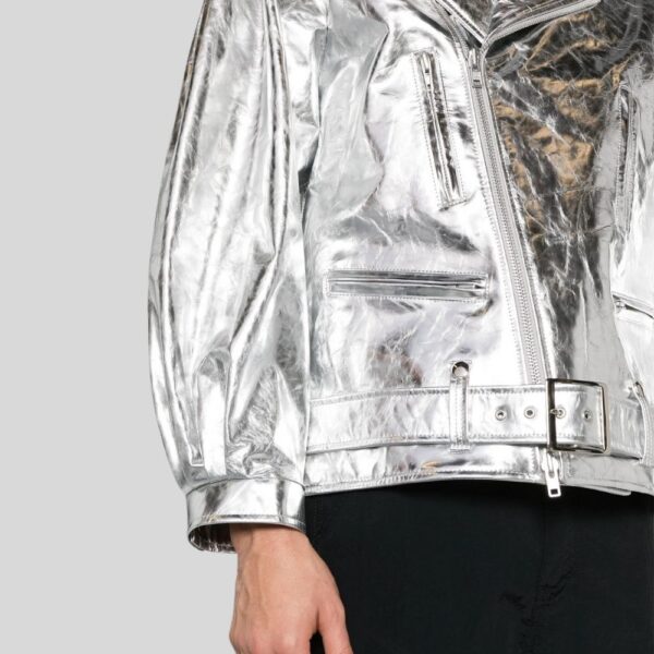 Nahaufnahme der silbernen Metallic-Bikerjacke mit Reißverschlusstaschen, Gürtel und glänzendem Finish