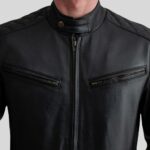 Nahaufnahme des Brustbereichs einer schwarzen Biker Lederjacke mit Reißverschlusstaschen und Stehkragen mit Druckknopf