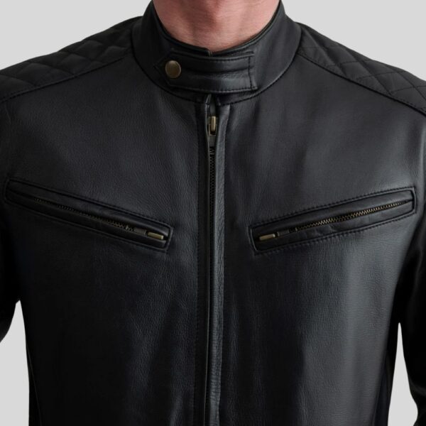 Nahaufnahme des Brustbereichs einer schwarzen Biker Lederjacke mit Reißverschlusstaschen und Stehkragen mit Druckknopf