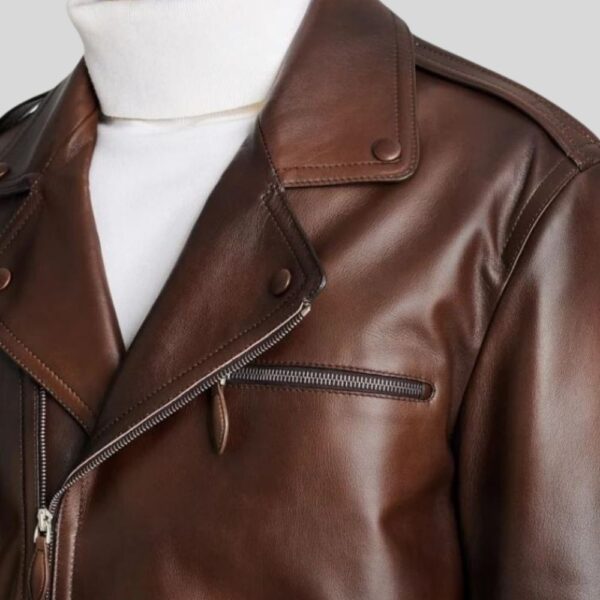 Nahaufnahme einer braunen Herren-Glattlederjacke mit Reverskragen, silbernem Reißverschluss und Druckknopfdetails