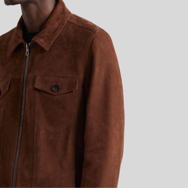 Nahaufnahme einer braunen Herren-Wildlederjacke mit Brusttasche, Reißverschluss und klassischem Kragen