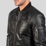 Nahaufnahme schwarze Leder-Bomberjacke Herren mit Ärmeltasche und Rippkragen