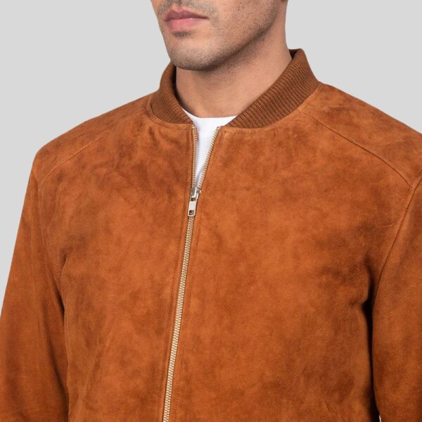 Nahaufnahme von Wildleder Bomberjacke Herren Cognac mit Reißverschluss und Strickkragen