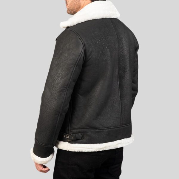 Rückansicht der schwarzen Herren Shearling Jacke mit weißem Lammfellkragen und seitlicher Schnalle