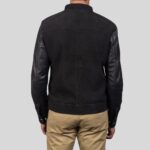 Rückansicht der schwarzen Herrenjacke mit Wildleder-Rumpf und Echtlederärmeln – getragen mit beiger Hose