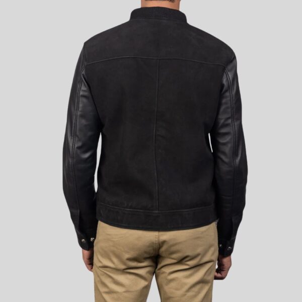 Rückansicht der schwarzen Herrenjacke mit Wildleder-Rumpf und Echtlederärmeln – getragen mit beiger Hose