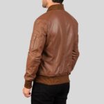 Rückansicht einer braunen Leder-Bomberjacke für Herren mit Strickkragen und Ärmeltasche