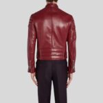 Rückansicht einer burgunderroten Herren-Bikerjacke aus Leder mit Stehkragen und gestepptem Saum