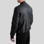 Rückansicht der schwarzen Bikerjacke mit gesteppter Schulter für Herren