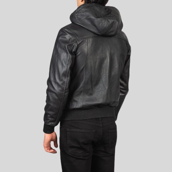 Rückansicht einer schwarzen Lederjacke mit Kapuze für Herren – sportlicher Schnitt und Rippbündchen