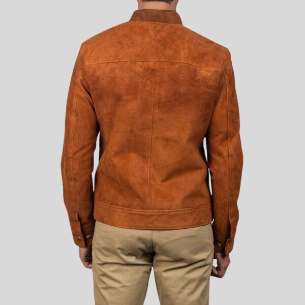 Rückansicht einer wildleder bomberjacke herren cognac mit geripptem Kragen und glattem Rückenteil