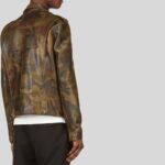 Rückansicht eines Mannes in Camouflage-Bikerjacke aus Leder mit Nahtdetails und verstellbarem Bund