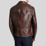 Rückansicht eines Mannes in brauner Glattlederjacke mit Nahtdetails und klassischem Biker-Schnitt