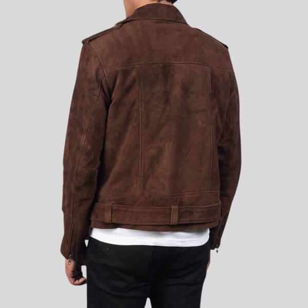 Rückansicht eines Mannes in brauner Wildleder-Bikerjacke mit schmalem Bund und Schulterriegeln